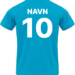 Blå T-shirt med teksten "NAVN" og tallet "10" på ryggen. T-shirten vises mod en neutral baggrund.