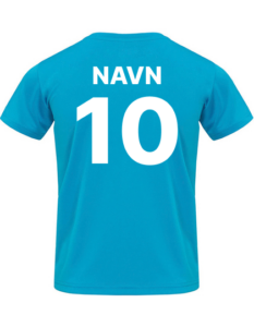Blå T-shirt med teksten "NAVN" og tallet "10" på ryggen. T-shirten vises mod en neutral baggrund.