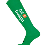 Grøn strømpe med teksten "Dit Design" skråt ned ad skaftet, set fra siden på en hvid baggrund.
