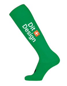 Grøn strømpe med teksten "Dit Design" skråt ned ad skaftet, set fra siden på en hvid baggrund.