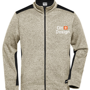 Jakke med lynlås og stående krave har påskriften "Dit Design" med et lille orange plus. Jakken er lys med mørke accenter på skulder og sider.
