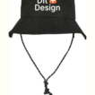 Sort bøllehat med justerbar snor og knude i enden. Tekst på hatten lyder: "Dit + Design". Baggrunden er ensfarvet, lys.
