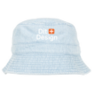 Spandhat i lyseblåt denim med teksten "Dit Design" og et orange plus-ikon trykt på fronten. Hat i fokus isoleret mod en ren, hvid baggrund.