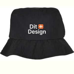 Sort bøllehat med teksten "Dit Design" i hvid og en orange "+" på forsiden. Hatten har en bred, nedadgående kant og er placeret på en lys baggrund.