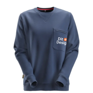 Mørkeblå sweatshirt med rund hals, brystlomme med lynlås, hvor teksten "Dit Design" er trykt. Baggrunden er hvid.