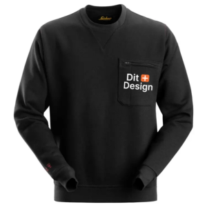 Sort sweatshirt med tekst på brystlommen, "Dit Design". Den har lange ærmer og en rund hals. Enkel og stilfuld designtilpasning muligt. Lukkede manchetter og en diskret lynlås på lommen.