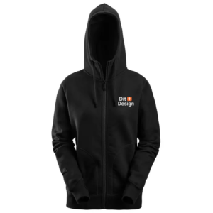 Sort hoodie med hætte, lynlås og lommer. På brystet står der "Dit Design" med en lille rød firkant med et hvidt kors. Baggrunden er hvid.
