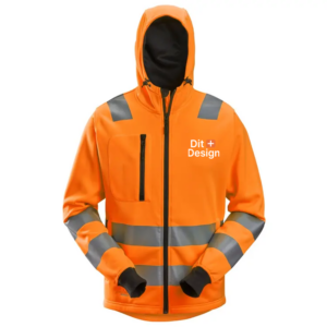 Orange jakke med refleksstriber bærer påskriften "Dit + Design" på brystet. Jakken er lynlåslukket og har en hætte. Contextus er neutral, uden baggrund.