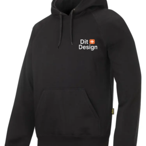 Sort hættetrøje med teksten "Dit Design" trykt på brystet. Trøjen har en kængurulomme og snørebånd på hætten.