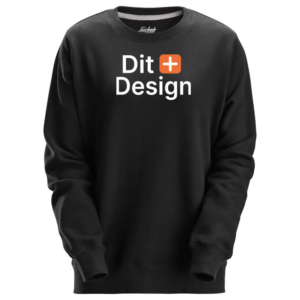 Sweatshirt i sort med teksten “Dit + Design” i hvid og orange på forsiden. Produkten er præsenteret uden baggrund, fokus på bogstaverne.