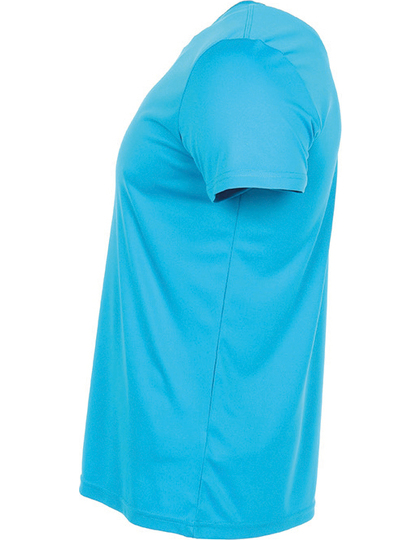 Blå T-shirt vises fra siden, hænger frit uden bevægelse. Baggrunden er hvid og neutral, hvilket fremhæver T-shirtens farve og form.