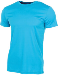 En lyseblå T-shirt med korte ærmer vises uden tekst eller mønster. Den ligger fladt på en hvid baggrund og fremstår som ny og ubrugt.