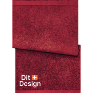 Rødt håndklæde med teksterne "Dit" og "Design" ved siden af et orange plus-tegn, hænger mod en hvid baggrund.
