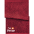 Rødt håndklæde med teksterne "Dit" og "Design" ved siden af et orange plus-tegn, hænger mod en hvid baggrund.