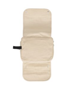 Rejse toilettaske i bomuldslærred med ophængningskrog.
Stort rum samt flere små prak-tiske lommer til opbevaring.
Størrelse: 17x9x23 cm