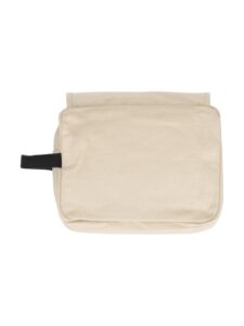 Rejse toilettaske i bomuldslærred med ophængningskrog.
Stort rum samt flere små prak-tiske lommer til opbevaring.
Størrelse: 17x9x23 cm