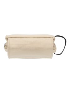 Rejse toilettaske i bomuldslærred med ophængningskrog.
Stort rum samt flere små prak-tiske lommer til opbevaring.
Størrelse: 17x9x23 cm