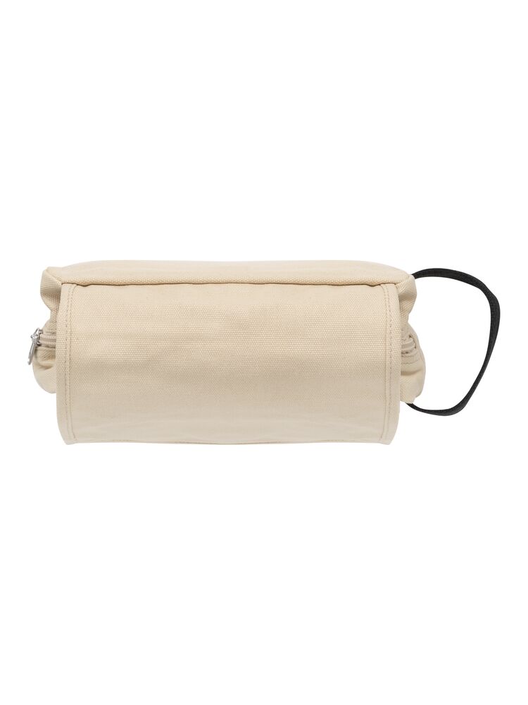 Rejse toilettaske i bomuldslærred med ophængningskrog.
Stort rum samt flere små prak-tiske lommer til opbevaring.
Størrelse: 17x9x23 cm