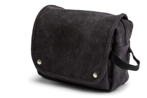 Rejse toilettaske i bomuldslærred med ophængningskrog.
Stort rum samt flere små prak-tiske lommer til opbevaring.
Størrelse: 17x9x23 cm